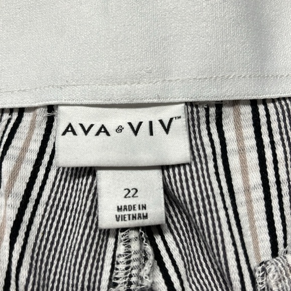 AVA & VIV Cropped Pants - Picture 9 of 15